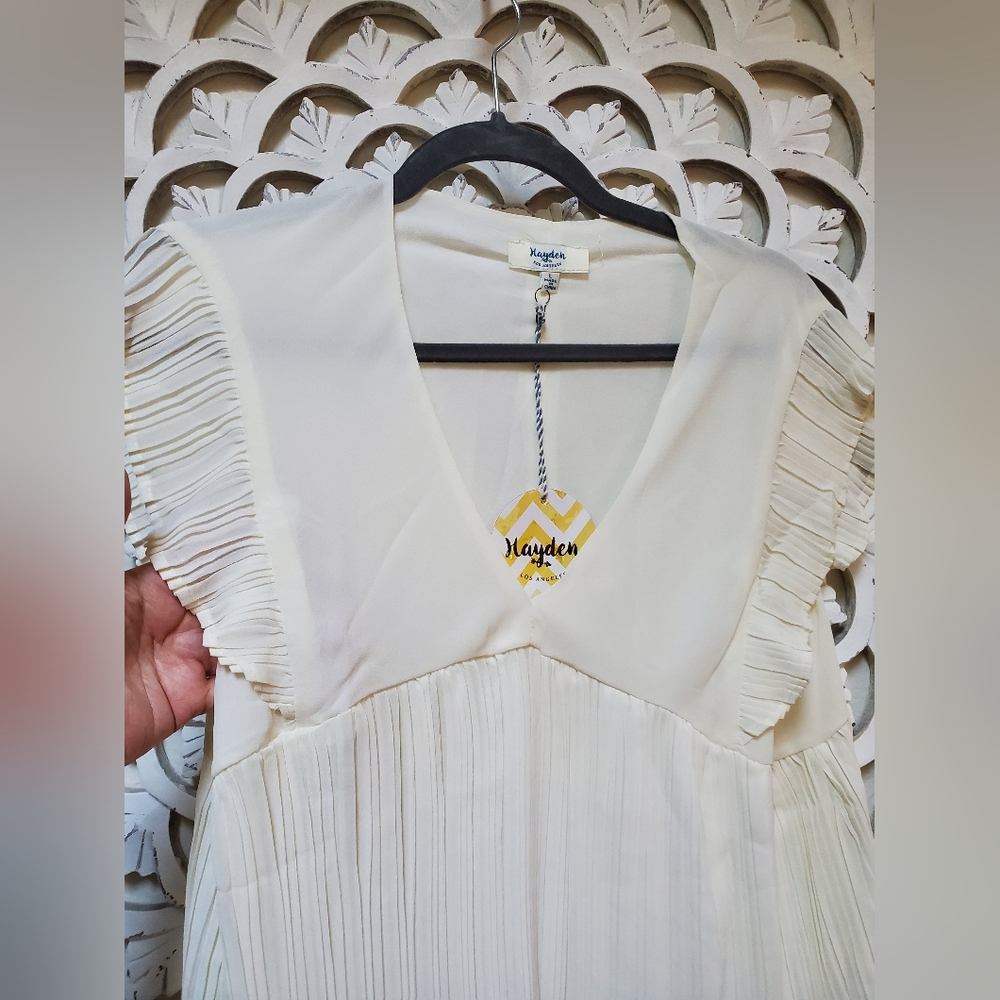 Hayden Los Angeles Pleated Cap Sleeve Blouse Cream Large NWT - Picture 4 of 9